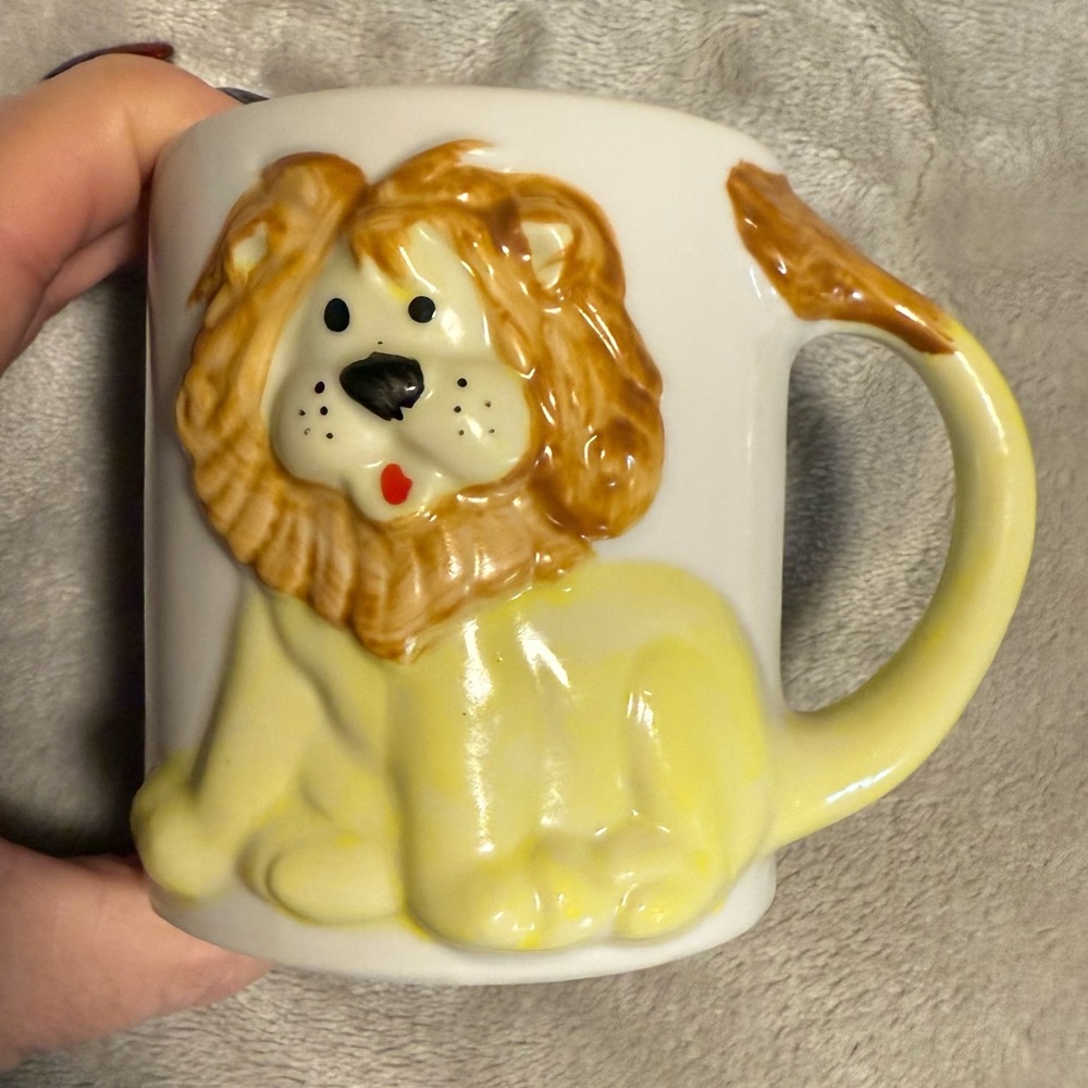 Vntg  Jeffrey Snyder Cowardly Lion Wizard Of Oz Nursery Rhyme Fairytale Mug JSNY
